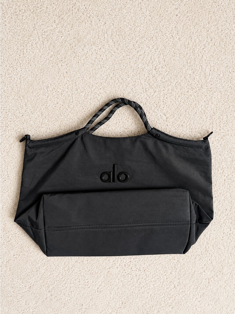ALO Yoga Black Shoulder Tote Bag with Branded Strap - Picture 2 of 6